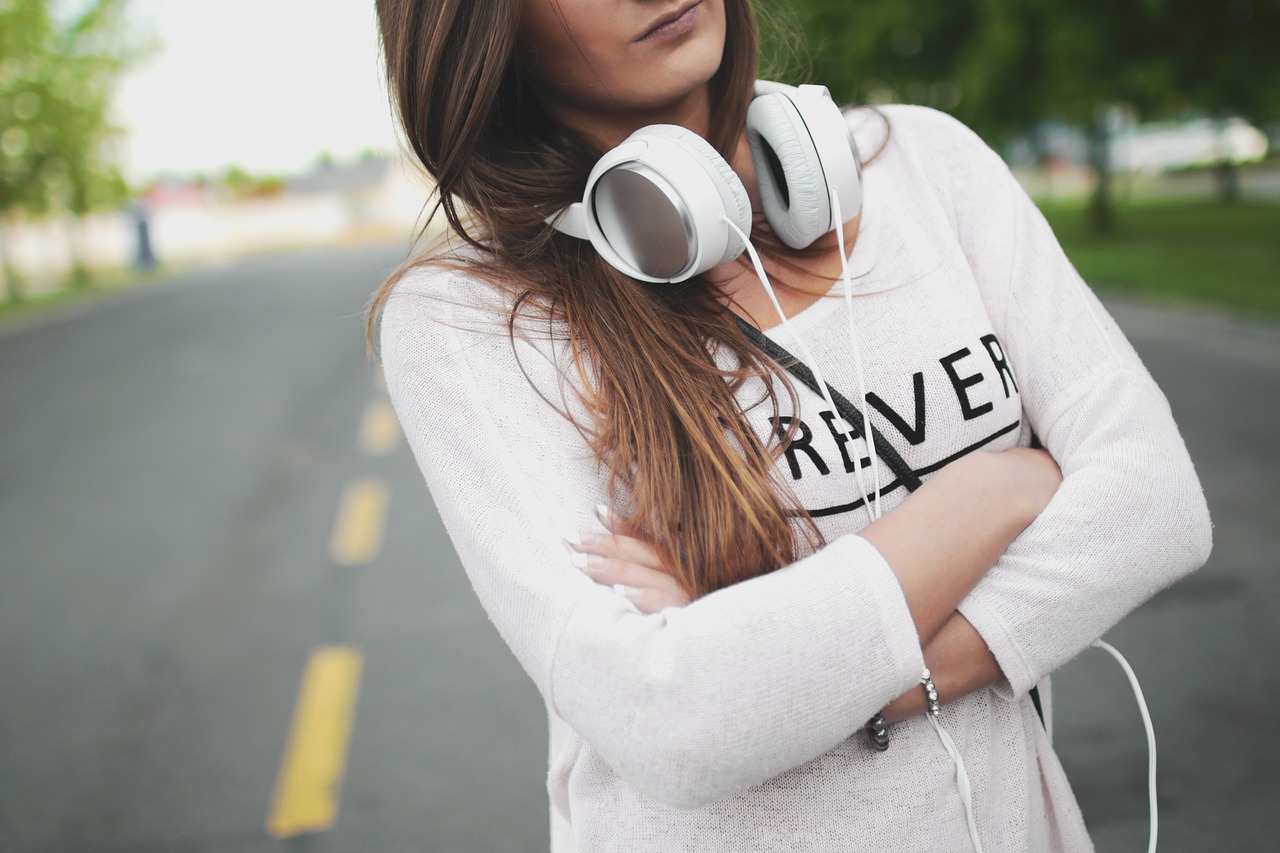 girl with headphone