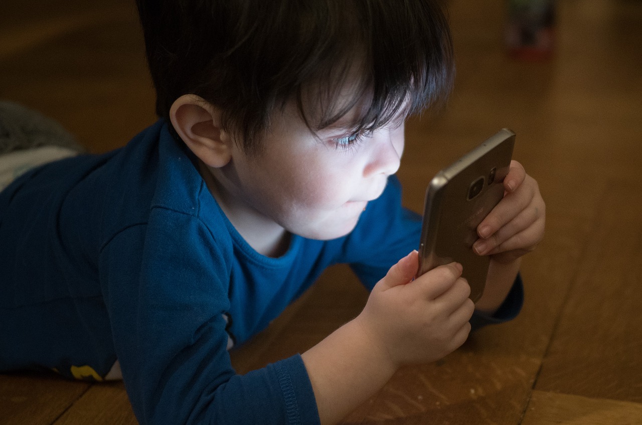 Your Child’s First Smartphone: 7 Tips for Choosing Your Kid’s First Smartphone